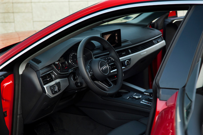 Với các kích thước lớn hơn, không gian nội thất trên A5 Sportback mới đã được mở rộng với chiều dài tăng thêm 17 mm. Khoang vai cũng được gia tăng cho cả người điều khiển (9 mm) và cả hành khách phía trước (11 mm). Bảng táp-lô của A5 Sportback cũng có thiết kế không đổi so với A4, với thiết kế tối giản thanh lịch.