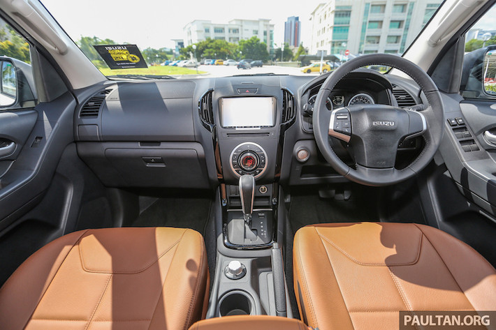 Ở bên trong nội thất, phiên bản D-Max Z-Prestige cũng có đầy đủ các trang bị mới của bản Premium như bảng đồng hồ điện phát quang e-Lumax, điều hòa tự động, hệ thống thông tin giải trí với màn hình cảm ứng 8 inch và tay lái đa chức năng. Điều khiến D-Max Z-Prestige trở nên khác biệt là các ghế ngồi bọc da cao cấp, với màu sắc phụ thuộc vào từng màu xe khác nhau.