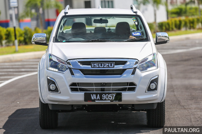 Dựa trên D-Max đời mới, Isuzu D-Max Z-Premium cũng có phần đầu với thiết kế sửa đổi lại, hiện đại và sắc sảo hơn. Phiên bản Z-Prestige được chia thành 3 bản nhỏ khác là Urban Premium, Adventure Rugged và Street Rugged; tuy nhiên sự khác biệt giữa 3 bản này chỉ là màu sắc. Trong đó, phiên bản Z-Prestige Urban Premium có màu trắng ngọc, 2 bản còn lại lần lượt có màu đen và đỏ tươi.