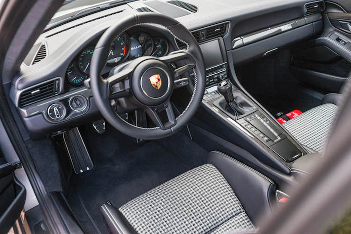 Nội thất của 911R mang tính thể thao hơn với tay lái GT Sport và những chiếc ghế đua có khung bằng sợi carbon. Logo 911R xuất hiện ở bảng táp-lô bên phía người lái để khẳng định sự đặc biệt của chiếc xe. Để giảm trọng lượng xuống tối đa, Porsche đã sử dụng những dây đai làm tay nắm cửa.