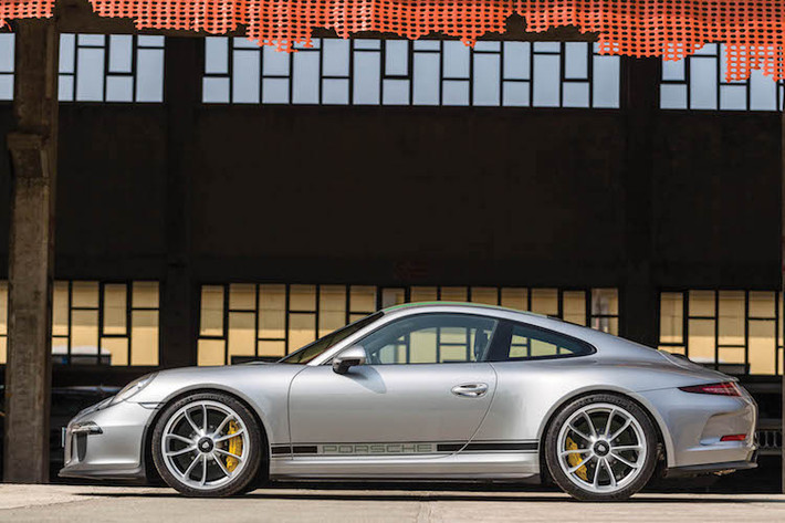 Có "nguồn gốc" phát triển từ dòng siêu xe 911 GT3, Porsche 911R có thân xe thiết kế "y hệt" với bodykit thể thao và mâm theo phong cách xe đua với ốc bắt trục ở chính giữa.