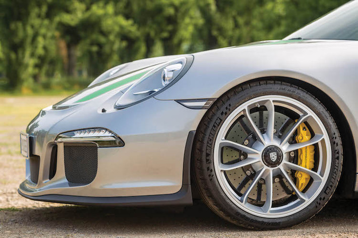 Porsche chỉ sản xuất đúng 991 chiếc 911R trên toàn Thế giới và bán với giá khởi điểm 185.950 USD/chiếc (tương đương 4,2 tỷ đồng). Ngay từ trước khi ra mắt, chiếc xe đã trở thành "hàng hot" khi đã có tới 600 khách hàng đặt mua. Chính vì vậy, giá bán của 911R trên thị trường trong 8 tháng vừa qua đã chứng kiến mức tăng "khủng".