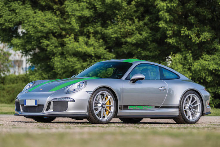 Được ra mắt tại triển lãm Geneva 2016 hồi tháng 3, Siêu xe Porsche 911R mới được coi là "hậu duệ" của dòng xe 911R đầu tiên từ thập niên 60, đã từng tham gia vào các giải đua khác nhau như Targa Florio.