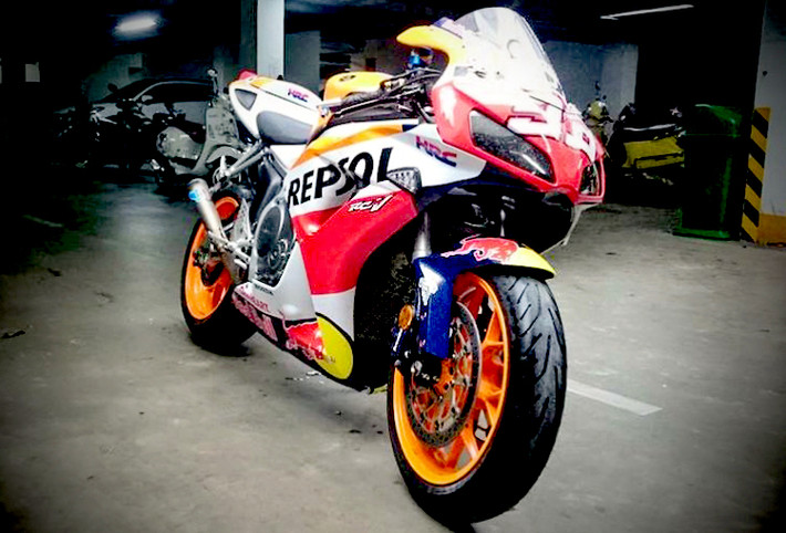 Siêu môtô Honda CBR1000RR được giới thiệu lần đầu vào năm 2004 để thay thế cho dòng CBR900RR trước đó. Chỉ sau 2 năm, Honda đã công bố thế hệ CBR1000RR thứ 2 vào năm 2006 với các cải tiến về công suất, giảm trọng lượng, có khả năng điều khiển nâng cao và phần đầu với những đường gân dập nổi hơn.