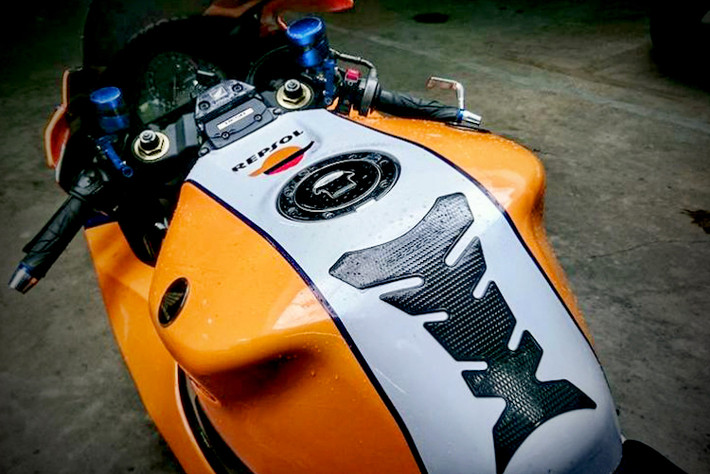 Lấy ý tưởng từ chiếc xe đua RC213V được "tay nài" trẻ tuổi Marc Marquez cầm lái trong mùa giải GP 2017, toàn bộ thân vỏ của chiếc xe đã được dán tem trùm mang phong cách Repsol. Bên cạnh đó, yên cho người ngồi sau cũng bị loại bỏ nhờ ốp yên solo. Nằm ở phía trên bình xăng là miếng dán chống trượt của ProGrip.