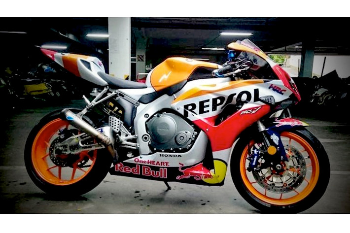 Vốn được trang bị mâm 3 cánh đơn nguyên bản, chiếc CBR1000RR đã được chủ xe độ mâm 6 cánh kép lấy từ Honda CBR1000RR đời 2015 mới hơn. Theo phong cách đội đua Repsol Honda, bộ mâm này cũng đã được sơn cùng màu cam đặc trưng.