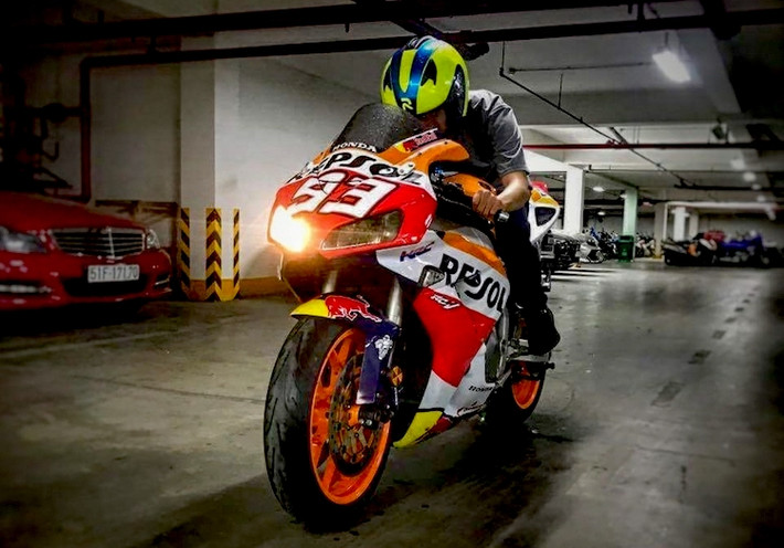 Chiếc superbike Honda CBR1000RR thế hệ thứ 2, được sản xuất từ năm 2007 đã được người chơi xe "cập nhật" một số chi tiết để khiến nó có thể sánh vai các mẫu môtô hiện đại.