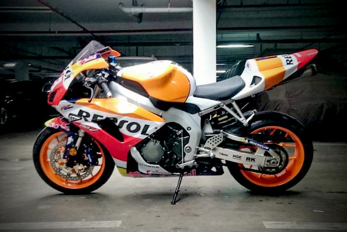 Được sản xuất từ 10 năm trước, tuy nhiên những chiếc CBR1000RR thuộc các thế hệ đầu tiên vẫn được nhiều biker Việt lựa chọn. Để "làm mới" lại chiếc CBR1000RR 2007 của mình, một người chơi xe tại Bình Dương đã nâng cấp chiếc xe với một số phụ tùng cao cấp hơn và "dàn ngoài" mang phong cách xe đua MotoGP RC213V.