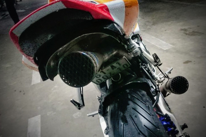 Khối động cơ 999 cc DOHC của CBR1000RR 2017 được được Honda chỉnh sửa lại van nạp và và van pô, nâng cao tỉ số nén từ 11,9:1 thành 12,2:1), điều chỉnh lại cam và trục cam, có số vòng tua cực đại cao hơn... Với cặp pô Termignoni phong cách MotoGP và cổ pô titan full system, âm thanh từ động cơ đã trở nên "tê tái" như xe đua MotoGP thực sự.