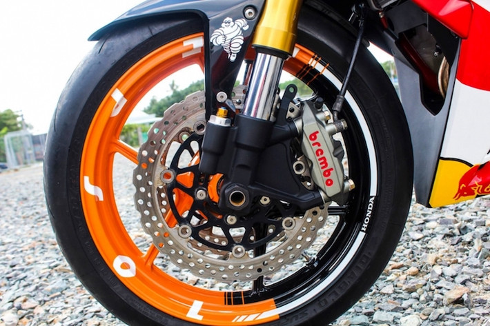 Chủ xe đã lựa chọn cặp mâm 3 cánh chữ Y vốn thuộc về mẫu sportbike Kawasaki Ninja ZX-6R cho chiếc Winner của mình. Bên cạnh đó, 2 đĩa phanh của Kawasaki cũng được chuyển sang cho Winner, đi kèm cặp heo Brembo M4.