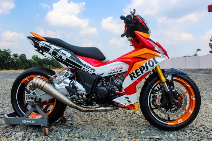 Hệ thống phanh trước được hoàn thành với tay phanh Brembo, trong khi tay côn nguyên bản được thay bằng tay CRG. Với dàn số gảy Lightech và pô GP, chiếc Winner càng có kiểu dáng giống xe đua hơn. Ở phía sau, để có thể lắp được mâm lớn từ Kawasaki ZX-6R, bộ gắp nhôm từ BMW S1000RR đã được chế vào chiếc xe.
