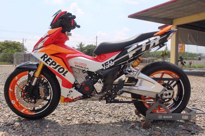 Sau Yamaha Exciter 150, Honda Winner 150 đã dần trở thành một trong những dòng xe số thường xuyên được độ "dàn chân khủng" từ môtô phân khối lớn nhất. Gần đây, một biker Tây Ninh đã hoàn thành xong bản độ Winner mới với cặp mâm bản lớn cùng một số phụ tùng nâng cấp cũng được lấy từ các dòng siêu môtô.