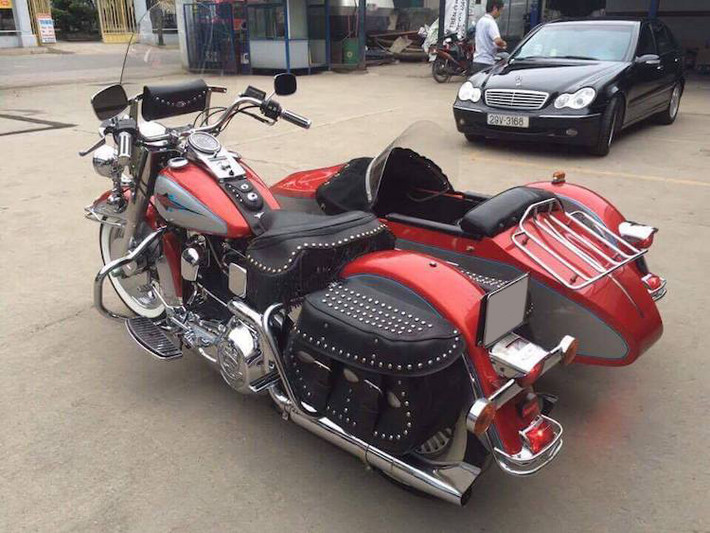 Thuộc dòng Softail của Harley-Davidson với phuộc sau được giấu kín, Heritage Softail có phần đuôi xe liền mạch như một mẫu xe độ khung liền gắp (hardtail), nhưng vẫn đảm bảo khả năng vận hành êm ái. Khác với nhiều dòng xe khác thuộc nhánh Softail, Heritage Softail được thiết kế mang phong cách cổ điển.