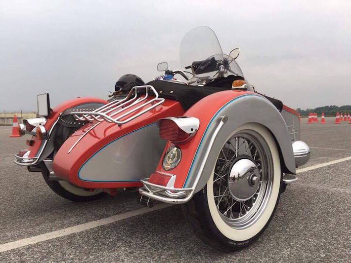 Chiếc môtô Harley-Davidson Heritage Softail đời 1995 vốn đã khá hiếm tại Việt Nam lại càng trở nên "độc" hơn khi được độ "full đồ chơi" và chuyển thành xe ba bánh "xít-đờ-ca" nhờ thuyền của hãng Liberty.