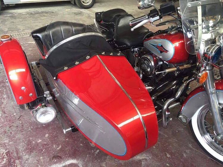 Được thành lập vào năm 1990 tại Mỹ, Liberty chuyên sản xuất những chiếc thùng sidecar theo mẫu của Harley-Davidson trong giai đoạn 1937-1966. Không chỉ có vẻ ngoài "ton-sur-ton" với kiểu dáng cổ điển của Heritage Softail, thùng Liberty còn cực kỳ chắc chắn khi làm từ các chi tiết cắt cơ khí chính xác và hàn TIG với nhau bằng tay.