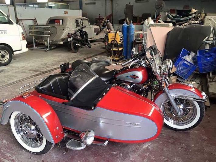 Trong số các dòng xe của Harley-Davidson, một số dòng xe thường xuyên được độ lại thành sidecar thường có kiểu dáng hoài cổ như Road King, Ultra Glide hay Heritage Softail. Tại Việt Nam, hiện tại có duy nhất một chiếc Harley-Davidson Heritage Softail được độ "full bài" thành sidecar bởi một người chơi xe tại Hà Nội.