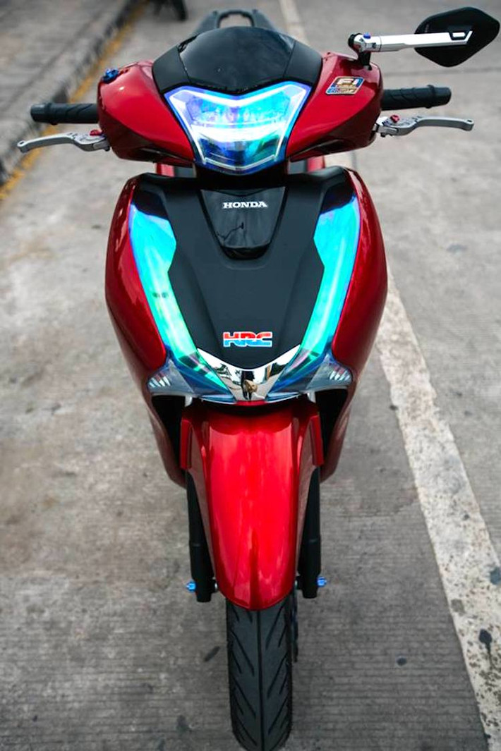 Với ý tưởng lấy từ chiếc SH bản Sporty của thế hệ trước, một người chơi SH tại Sài Gòn đã "độ kiểng" lại chiếc xe với những đồ chơi "hàng hiệu" đắt tiền và cách phối màu thể thao. Trên chiếc xe này, chủ nhân đã phối lại màu xe theo tông màu đỏ ánh kim/đen mờ "ngầu" hơn, trong khi các đèn chiếu sáng đã được dán chóa 7 màu bắt mắt.