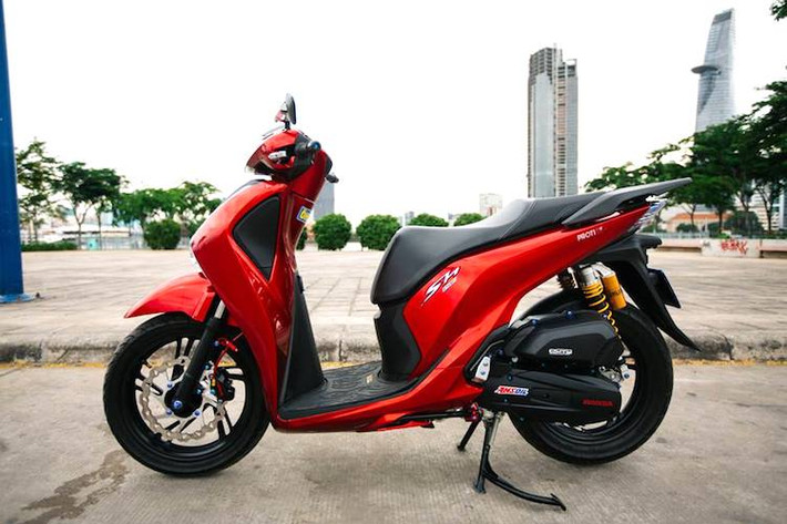 Ra mắt vào cuối năm 2016, xe ga Honda SH 2017 thế hê mới đã nhanh chóng được người tiêu dùng đón nhận với kiểu dáng đẹp mắt hơn, hiện đại hơn các thế hệ trước cùng những tiện ích mới. Trong số rất nhiều khách hàng sử dụng xe ga Honda SH, có không ít những người chơi xe đã tìm cách "dọn" lại mẫu tay ga này để nó càng trở nên nổi bật hơn.