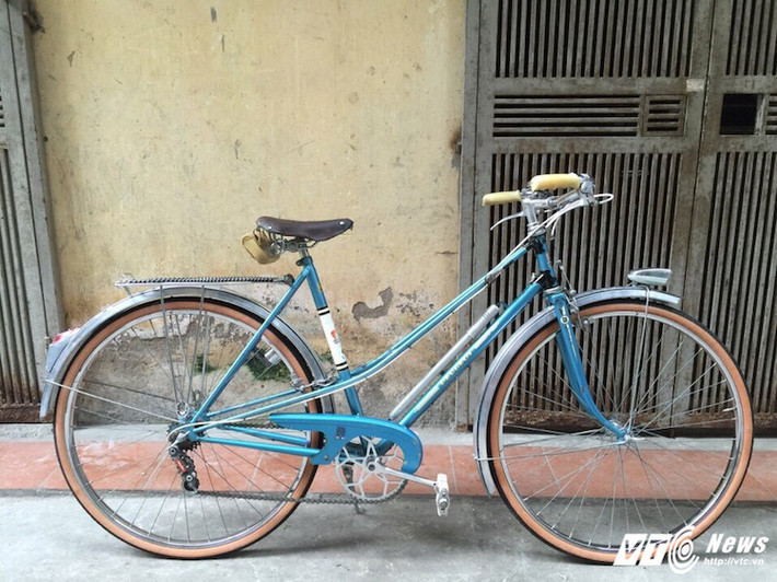 Những năm trở lại đây, thú chơi xe đạp cổ Peugeot đang trở lại Hà Nội. Không chỉ người từng sống trong những thập niên hoàng kim của chiếc xe đạp Peugeot cổ muốn tìm lại điều hoài cổ, mà những người trẻ cũng đang bị những chiếc xe đạp đáng tuổi bố mẹ mình làm cho mê mẩn.