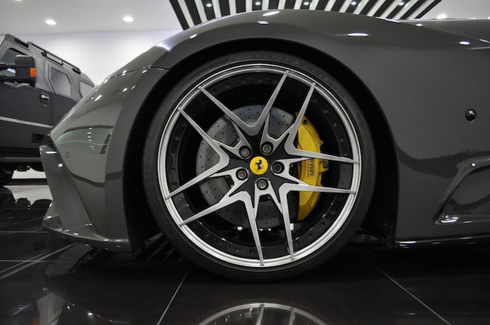 Với bộ widebody mới, phần đầu xe đã rộng hơn tới 7 cm và đuôi xe rộng hơn 14 cm. Bộ mâm xe được thay bằng loại mâm truyền thống của Novitec Rosso với kích thước 21 inch cho bánh trước và 22 inch cho bánh sau.
