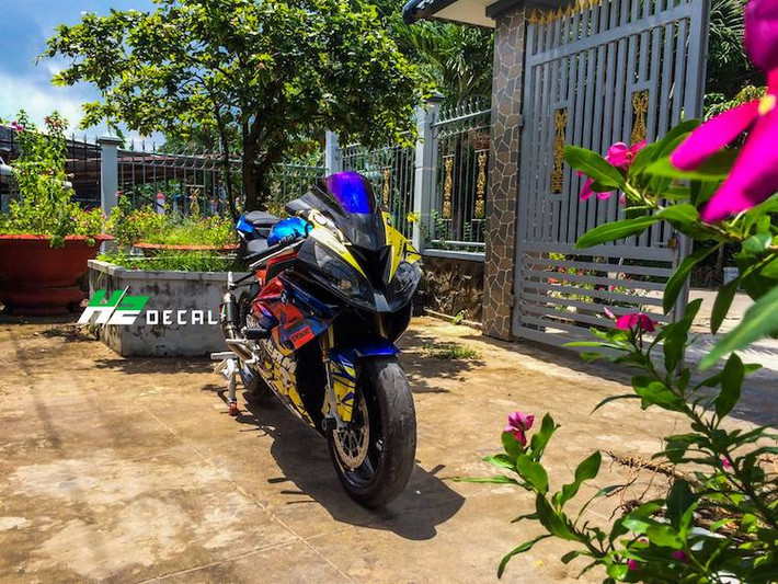 Ở dạng nguyên bản, siêu môtô BMW S1000RR vốn đã là một trong những chiếc superbike có hiệu năng tốt nhất Thế giới hiện nay. Dù đã rất hoàn hảo, tuy nhiên khi được các biker Việt mua về, mẫu superbike được mệnh danh "cá mập" này vẫn liên tục được "cá nhân hóa" và nâng cấp với các phụ kiện đắt giá.