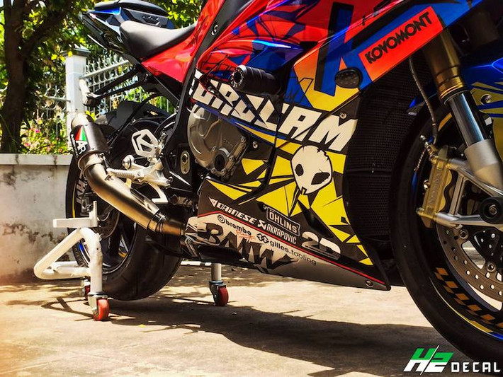 Ở dạng nguyên bản, BMW S1000RR được trang bị động cơ DOHC 999 cc 4 xi-lanh thẳng hàng với công suất tối đa gần 200 mã lực. Tuy nhiên, bản độ này có thể mạnh hơn một chút, đồng thời phát ra âm thanh ấn tượng hơn so với xe nguyên bản khi được chủ nhân trang bị cho hệ thống xả full system lon Austin Racing.