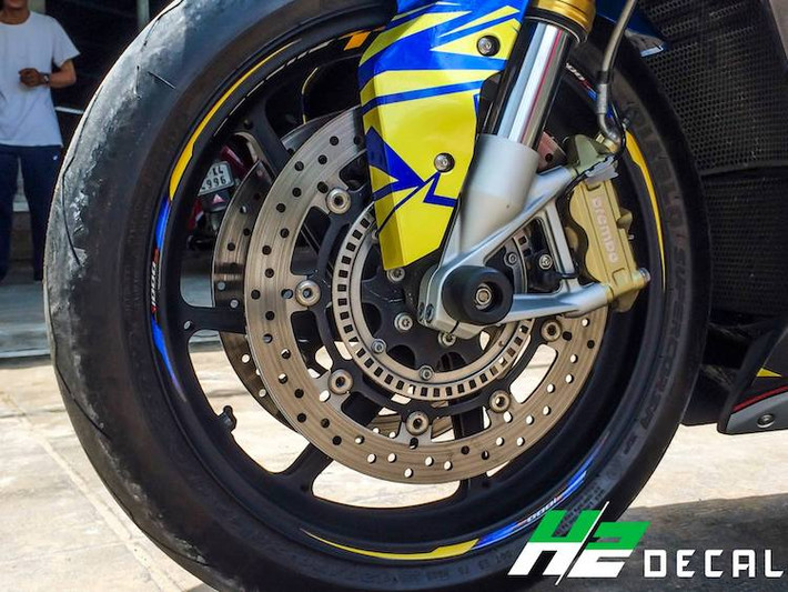 Kính chắn gió nguyên bản của chiếc xe BMW S1000RR độ này cũng đã được chủ xe thay bằng kính Magical Racing với khung bằng sợi carbon và lớp tráng màu xanh bắt mắt. Trong khi đó, chi tiết độ có giá trị cao nhất trên chiếc xe là cặp mâm Marchesini Genesi M7RS với thiết kế 7 cánh xoắn đặc trưng, giúp giảm trọng lượng xe và khiến S1000RR trông gần hơn với phiên bản HP4 đỉnh cao.