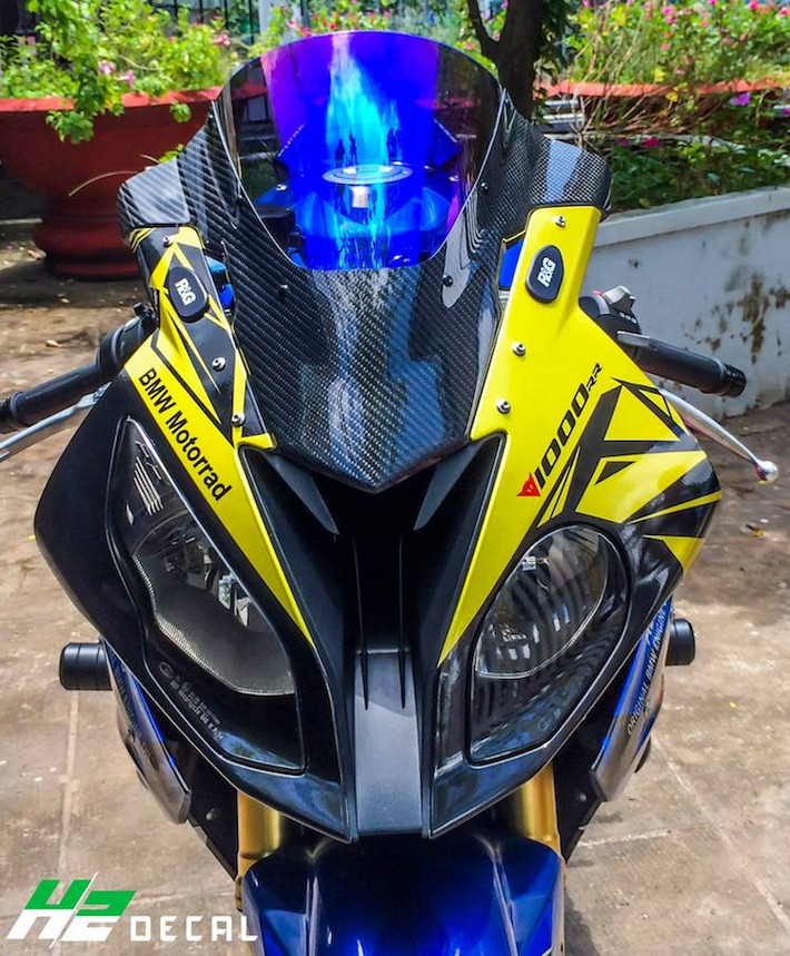 Để khiến chiếc S1000RR của mình trở nên không "đụng hàng" với bất kỳ chiếc xe nào tại Việt Nam, một biker sống ở miền Nam đã "dọn nhẹ" lại chiếc xe với một số chi tiết nâng cấp đơn giản nhưng có giá trị cao. Ở phía trước, chiếc xe đã được bỏ đi 2 gương chiếu hậu nguyên bản để tạo dáng thể thao hơn, thay vào đó là pad chân gương R&G.