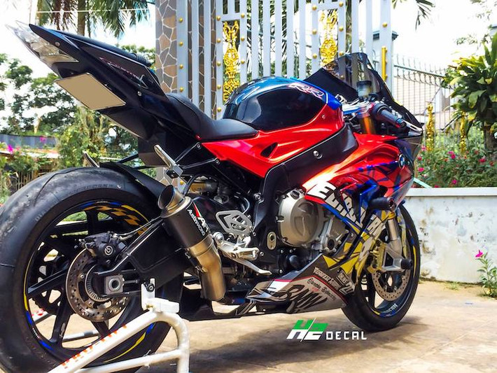 Cùng với cặp lốp Pirelli Diablo Supercorsa bám đường, chiếc siêu môtô phân khối lớn BMW S1000RR của người chơi xe miền Nam đã không chỉ đẹp mắt hơn mà còn đem tới cảm giác điều khiển chính xác, an toàn hơn trên đường.