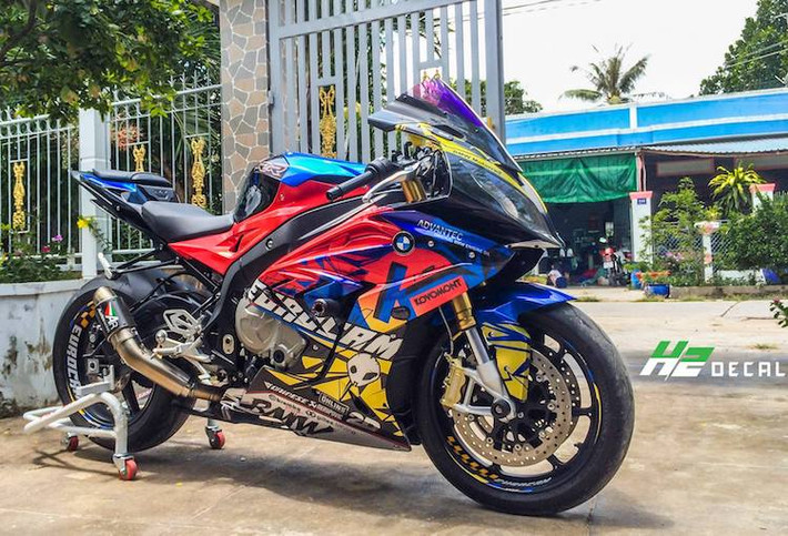 Tuy nhiên, điểm nổi bật nhất trên chiếc S1000RR này lại là bộ tem trùm với các họa tiết bắt mắt và nhiều màu sặc sỡ dán trên chiếc xe. Thiết kế của bộ tem đã được lấy cảm hứng từ "dàn áo" Eurocam trên chiếc xe đua rally Ford Fiesta Racing của đội Slovak Melico Racing.