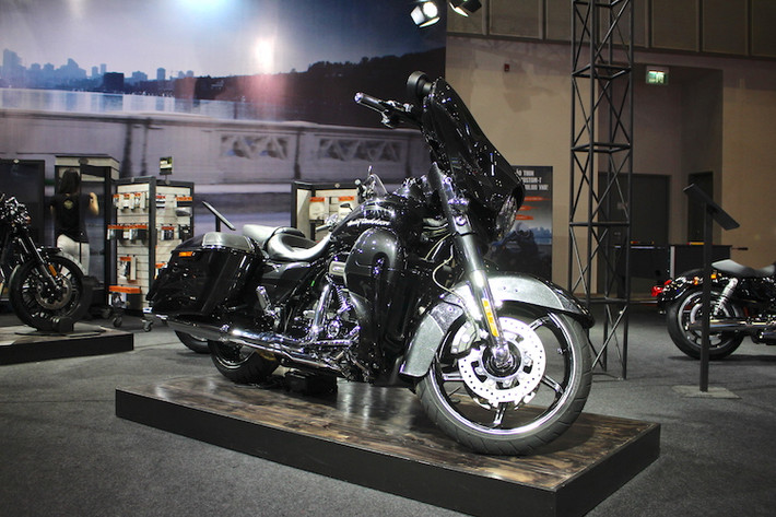 Không chỉ ra mắt chính thức dòng Street Rod thể thao, hãng môtô Mỹ còn đem tới triển lãm xe máy Việt Nam 2017 một mẫu xe mới khác là Harley-Davidson CVO Street Glide 2017. Đây là phiên bản đặc biệt của chiếc Street Rod 2017, vốn đã được ra mắt chính thức tại Việt Nam kể từ đầu năm nay.