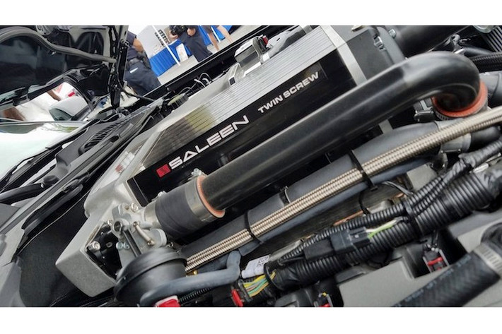 Nằm bên dưới nắp ca-pô, khối động cơ 5.0l V8 nguyên bản của Ford Mustang GT đã được Saleen độ siêu nạp để nâng công suất tối đa lên tới 730 mã lực và mô-men xoắn cực đại 812 Nm. Bên cạnh động cơ mạnh hơn, chiếc xe còn có hệ thống treo cải tiến và phanh hiệu năng cao.