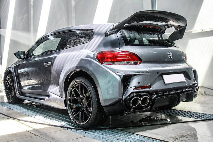 Bên cạnh bộ widebody A-Spec, chiếc Scirocco cũng đã được chủ xe dán decal nhôm xước màu xám toàn thân độc đáo. Vốn đã là một dòng xe hiếm tại Việt Nam, chiếc hatchback 3 cửa hạng C Volkswagen Scirocco đã được người chơi xe tại Đà Nẵng nâng cấp "khủng" với bộ widebody A Spec PPV430R.