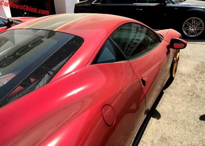 Bên cạnh những thay đổi mang tính thẩm mỹ, 458 Italia "rồng" không khác gì các phiên bản thường về thông số kỹ thuật. Cụ thể hơn, chiếc xe được trang bị động cơ 4.5 lít V8 nạp khí tự nhiên với công suất tối đa đa 562 mã lực và mô-men xoắn cực đại 540 Nm. Vào thời điểm ra mắt, đây là khối động cơ nạp khí tự nhiên có tỉ lệ công suất/l lớn nhất Thế giới.