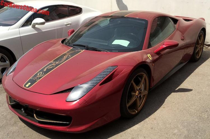 Chiếc 458 Italia phiên bản "rồng" này đã được các tay săn ảnh chụp lại khi nằm ngoài trời nắng, với lớp bụi khá dày phủ bên ngoài. Tuy nhiên do chiếc xe nằm cùng với những siêu xe và xe siêu sang khác trong một khu phố chuyên độ và chăm sóc xe tại Bắc Kinh, có thể nó đang đợi đến lượt để được làm mới lại.