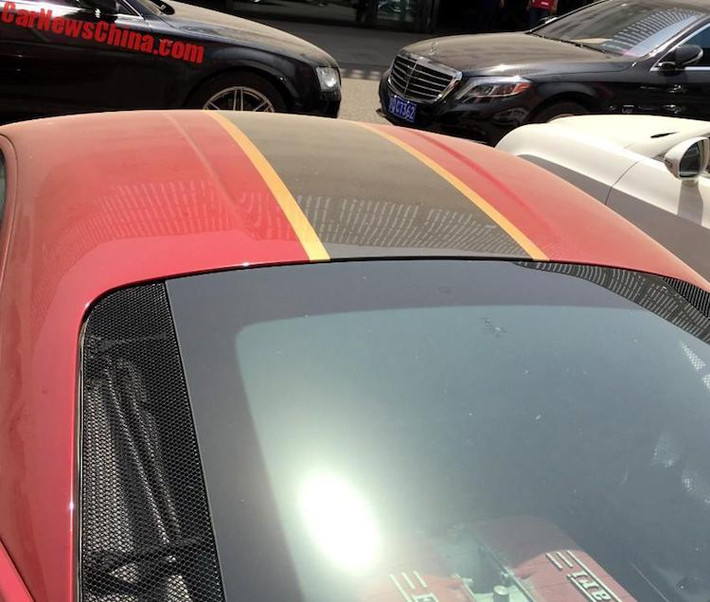 Vạch kẻ trên nắp ca-pô chạy tới hết đuôi xe, kết thúc ở logo Ferrari phía sau nắp máy. Tuy nhiên không giống như nắp ca-pô, các vạch trên mui xe và nắp máy chỉ là decal dán bình thường. Toàn bộ thân xe được sơn trong tông màu đỏ đặc biệt với tên gọi Marco Polo, trong khi bộ mâm có màu vàng đồng nổi bật.