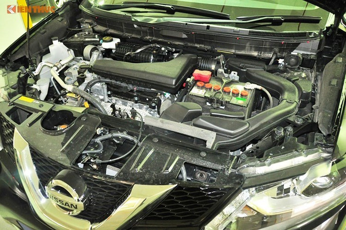 Được bán với nhiều phiên bản động cơ khác nhau tuy nhiên tại thị trường Việt Nam, Nissan X-Trail chỉ có các phiên bản máy xăng 2.0l và 2.5l. Ở phiên bản 2.0l, X-Trail mới có công suất tối đa lên tới 144 mã lực và mô-men xoắn cực đại 200 Nm. Theo Nissan, động cơ này có công suất và mô-men xoắn lớn hơn phiên bản tương tự của thế hệ trước, nhưng chỉ tiêu thụ 8,2 lít xăng/100 km - ít hơn 3,5%.