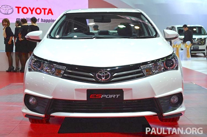 Phiên bản cao cấp nhất của dòng sedan hạng C Toyota Corolla Altis là 2.0V cũng giảm giá mạnh như Land Cruiser, từ 933 triệu nay chỉ còn 863 triệu. Đồng thời, các phiên bản Corolla Altis 1.8G MT và 1.8G AT cũng giảm 60 triệu, chri còn lần lượt 687 và 737 triệu đồng.