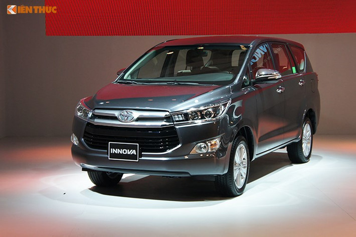 Một dòng xe khác cũng khá được ưa chuộng tại Việt Nam là Innova thế hệ mới có mức giảm khá đều trong khoảng 50 triệu đồng. Cụ thể hơn, bản 2.0V cao nhất của Innova giảm 55 triệu đồng, chỉ còn 940 triệu; trong khi các phiên bản 2.0E và G cũng giảm 50 triệu, còn 743 và 845 triệu đồng.