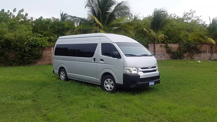 Dòng xe thương mại Hiace của Toyota cũng được giảm giá trong đợt này. Trong đó, phiên bản máy xăng của Hiace giảm từ 1,131 tỷ xuống còn 1,111 tỷ đồng. Bản máy dầu của xe trước đây vốn có giá 1,24 tỷ, nay giảm chỉ còn 1,22 tỷ đồng.