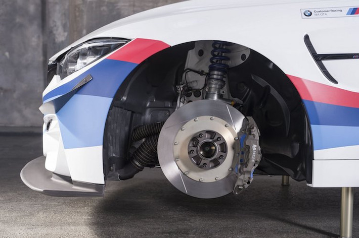 Để có thể hãm được chiếc xe từ tốc độ cao, BMW đã trang bị cho M4 GT4 hệ thống phanh hiệu năng cao với đĩa trước đường kính 390 mm và đĩa sau 350 mm. Lực kẹp đĩa phanh tới từ bộ heo dầu AP Racing với 6 piston cho bánh trước và 4 piston cho bánh sau.
