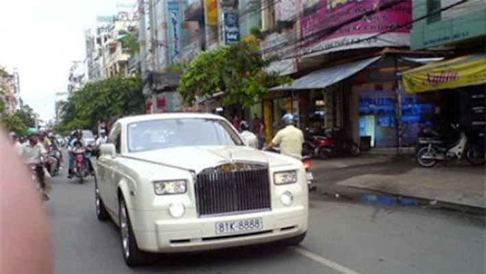 Thêm một chiếc Rolls-Royce Phantom màu trắng gắn biển tứ quý 8 của chủ nhân sống tại Gia Lai. Theo quan niệm phương Đông, số 8 tượng trưng cho sự thịnh vượng, sức khỏe và may mắn. Con số biểu hiện tốt lành này là tám điều bất tử trong đạo Lão và Bát Chánh đạo trong Phật giáo.