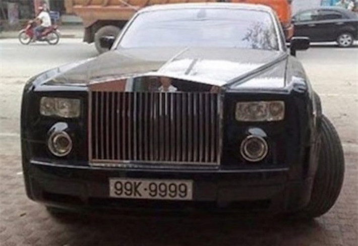 Chiếc Rolls-Royce Phantom mang biển tứ quý siêu khủng 9999 với ý nghĩa trường thọ và may mắn.