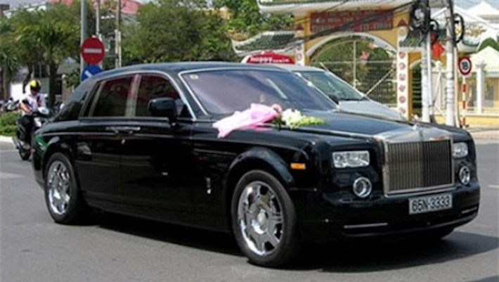 Thêm một chiếc Rolls-Royce màu đen mang biển kiểm soát tỉnh Cần Thơ làm xe đón dâu.