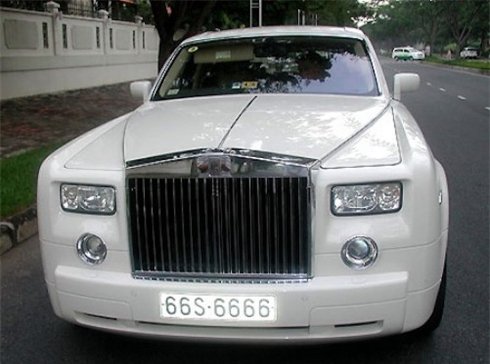 Không phải là tứ quý hay ngũ quý, chiếc Rolls-Royce Phantom màu trắng này mang biển lục quý 6 siêu khủng khiến nhiều người không khỏi choáng ngợp.