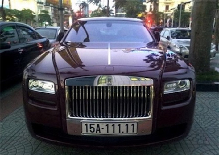 Chiếc siêu xe sang Rolls-Royce Ghost với biển ngũ quý 1 này thuộc sở hữu của 1 đại gia Hải Phòng. Hiện tại, Rolls-Royce Ghost chính hãng về Việt Nam với giá gần 40 tỷ đồng.