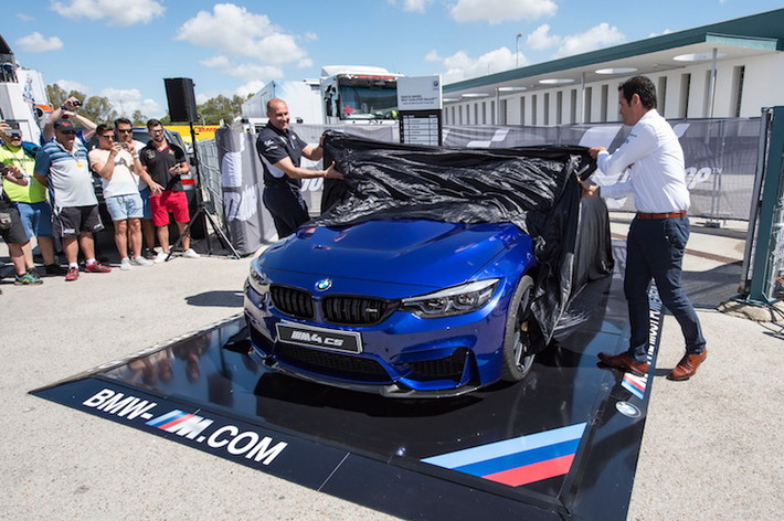 Tại chặng đua MotoGP ở Jerez de la Frontera, Tây Ban Nha vừa qua, BMW đã công bố trao giải thưởng là chiếc siêu coupe thể thao BMW M4 CS mới nhất dành cho tay đua nhanh nhất mùa giải 2017. Đây là năm thứ 15 liên tiếp BMW tặng xe cho tay đua nhanh nhất vào cuối mỗi mùa giải MotoGP.