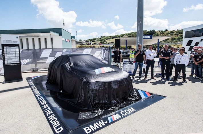 Trong 4 năm gần đây nhất, tay đua trẻ người Tây Ban Nha Marc Marquez đã liên tục lái BMW về nhà. Vào năm ngoái, anh đã được tặng một chiếc BMW M2 màu xanh, năm 2015 là M6 mui trần màu xanh mờ, BMW M4 màu đỏ mờ năm 2014 và BMW M6 Coupe màu đen mờ năm 2013.