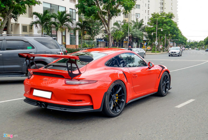 Porsche 911 GT3 RS sử dụng động cơ phun nhiên liệu trực tiếp dung tích lớn nhất và mạnh nhất của gia đình 911. Siêu xe này có khả năng tăng tốc từ 0-100 km/h trong 3,3 giây, đạt tốc độ 200 km/h trong 10,9 giây. Chỉ chậm hơn Lamborghini Aventador 0,4 giây.