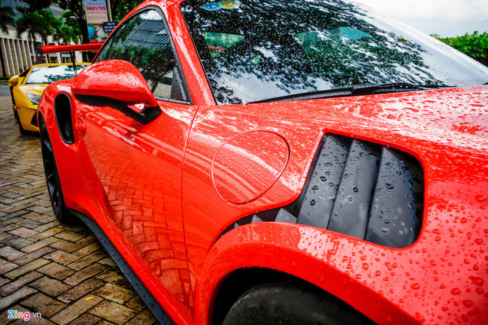 Porsche 911 GT3 RS có ngoại hình hầm hố nhờ những khe khuếch tán đặt dọc hông và phía sau. Đây là chi tiết mang tính khí động học, giúp luồng gió thổi qua hốc bánh xe và đè chặt xuống mặt đường.